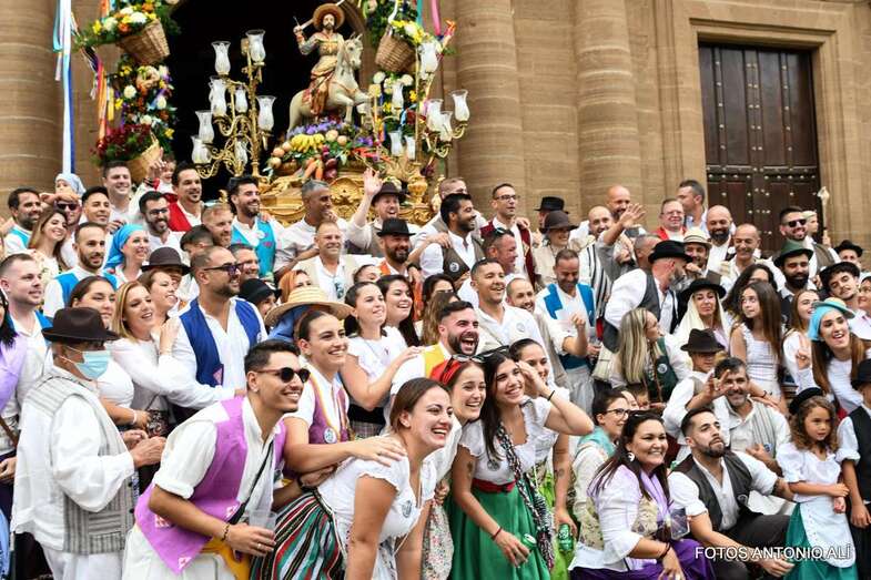 Romeros delante del trono del santo, en la fachada de la iglesia/(Antonio Alí.